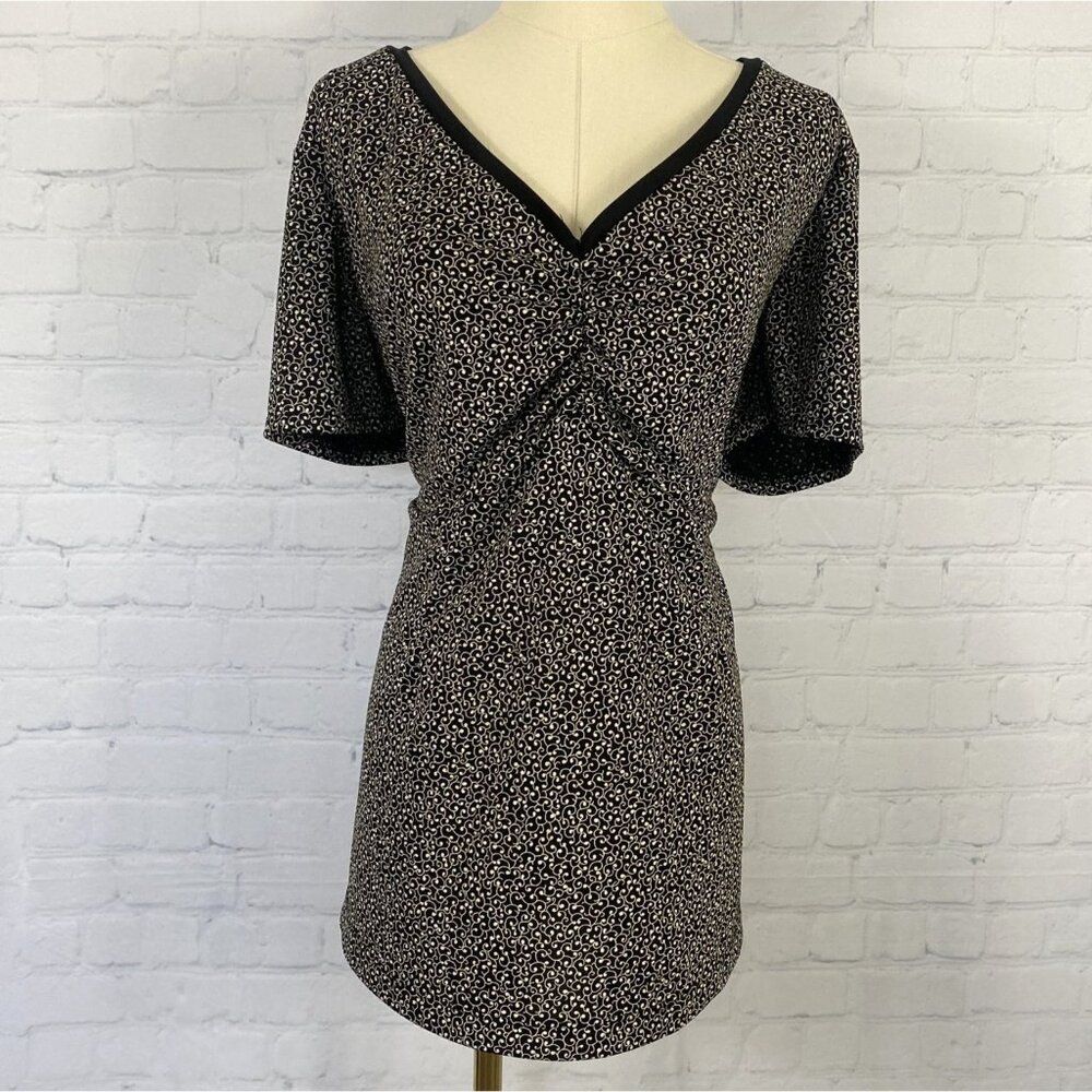 ⭐ 3/$15 Black & White Swirly Ruched V-Neck Short Sleeve Tie-Back Blouse